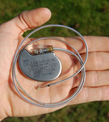 st_jude_medical_pacemaker_in_hand
