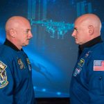 Astronot İkizler Cansız Uzay Çiçekleri Üzerinden Birbirleriyle Uğraşıyorlar