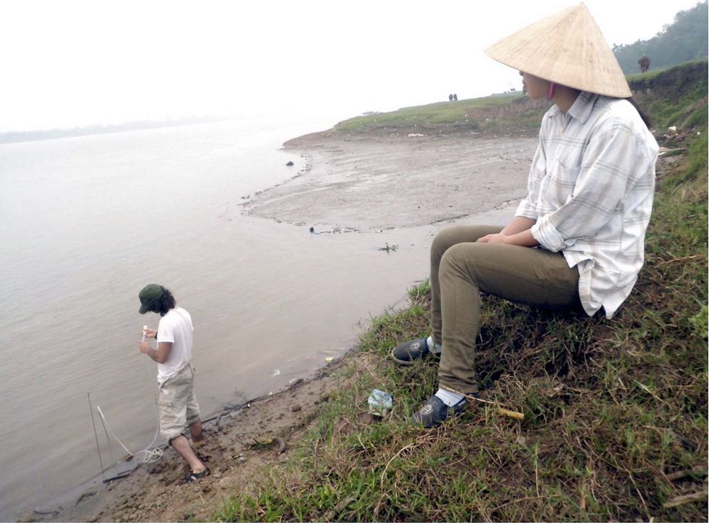Yeni çalışmalar, yüksek oranda arsenik içeren suyun Kızıl Nehir’den Hanoi’ye yakın olan akiferlere yöneldiğini gösteriyor. Mason Stahl suyun içindeki, meslektaşı da nehrin kenarında oluşan tortulaşmış kısımda bulunan suyu test ediyor