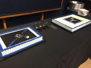 Jet Propulsion Laboratuvarında, Rosetta’nın görev süresinin bitimini kutlamak için iki adet pasta