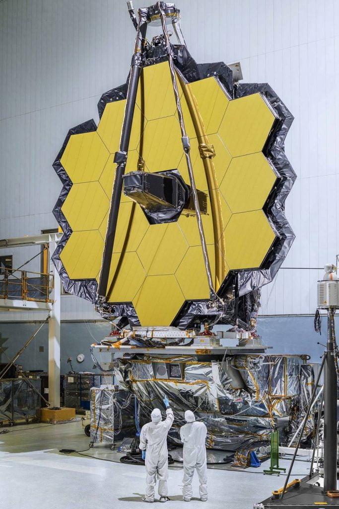 Mühendisler, tamamlanan James Webb Uzay Teleskopu üzerinde bir takım testler yapmaya hazırlar.