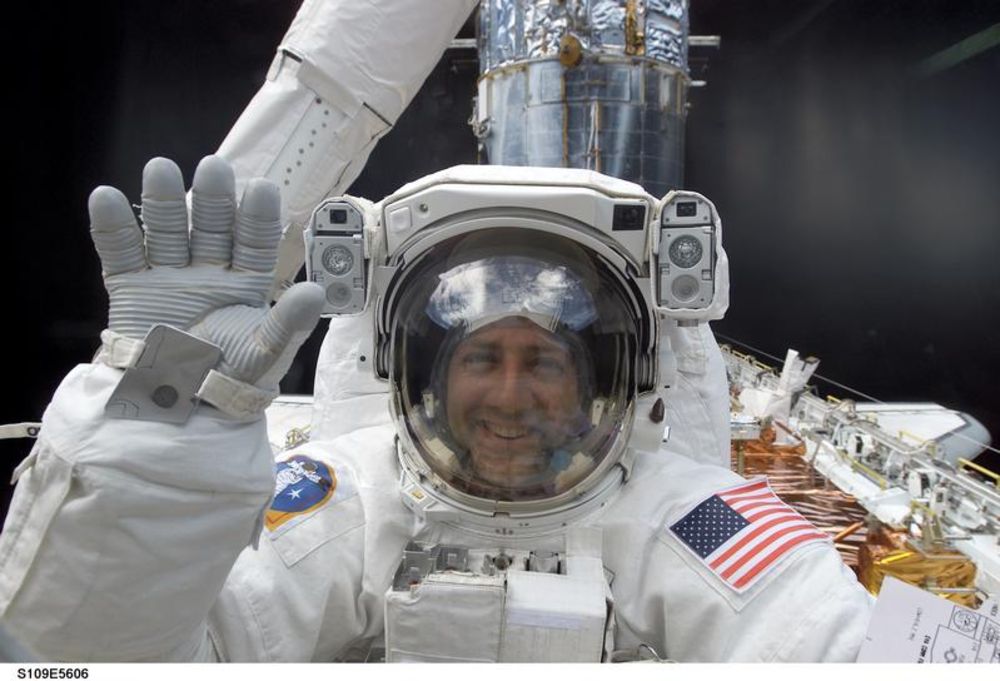 Mike Massimino’nun 2,5 milyar dolarlık Hubble Uzay Teleskopu’nu onarmaya yardım ettiği ilk uzay yürüyüşünden. Stres yok! 
