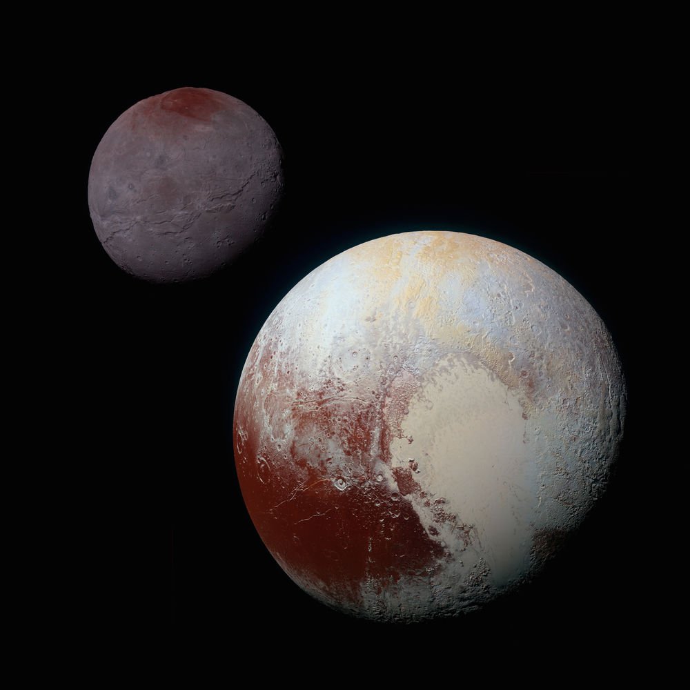 Haziran 2015’te New Horizons adlı uzay aracı Plüton’un yakınından geçişi sırasında Plüton ve onun en büyük uydusu Charon’u ayrı ayrı görüntüledi. Bu görüntüler NASA tarafından renklendirilip orantılı olarak (Plüton’un çapı 2370 km, Charon’un çapı ise 1214 km) bir araya getirildi.