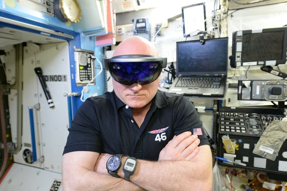 HoloLens uzay istasyonunda HoloLens siparişiniz Scott Kelly ile birlikte gelmeyecek. Muhtemelen. 
