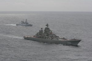 Önde Rus Kirov Sınıfı savaş gemisi 'Pyotr Velikiy', arkada ise HMS Dragon.