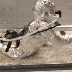 Emekleyen Robot Bebek, Halınızın Gerçekte Ne Kadar Berbat Olduğunu Gösteriyor