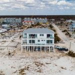Kasırgalar Sahil Kenarındaki Evleri Mahvediyor; Bu Ev Hariç