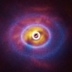 Bu İlginç Toz Diski, Üç Yıldızın Arasındaki Bir Gezegeni Gizliyor Olabilir