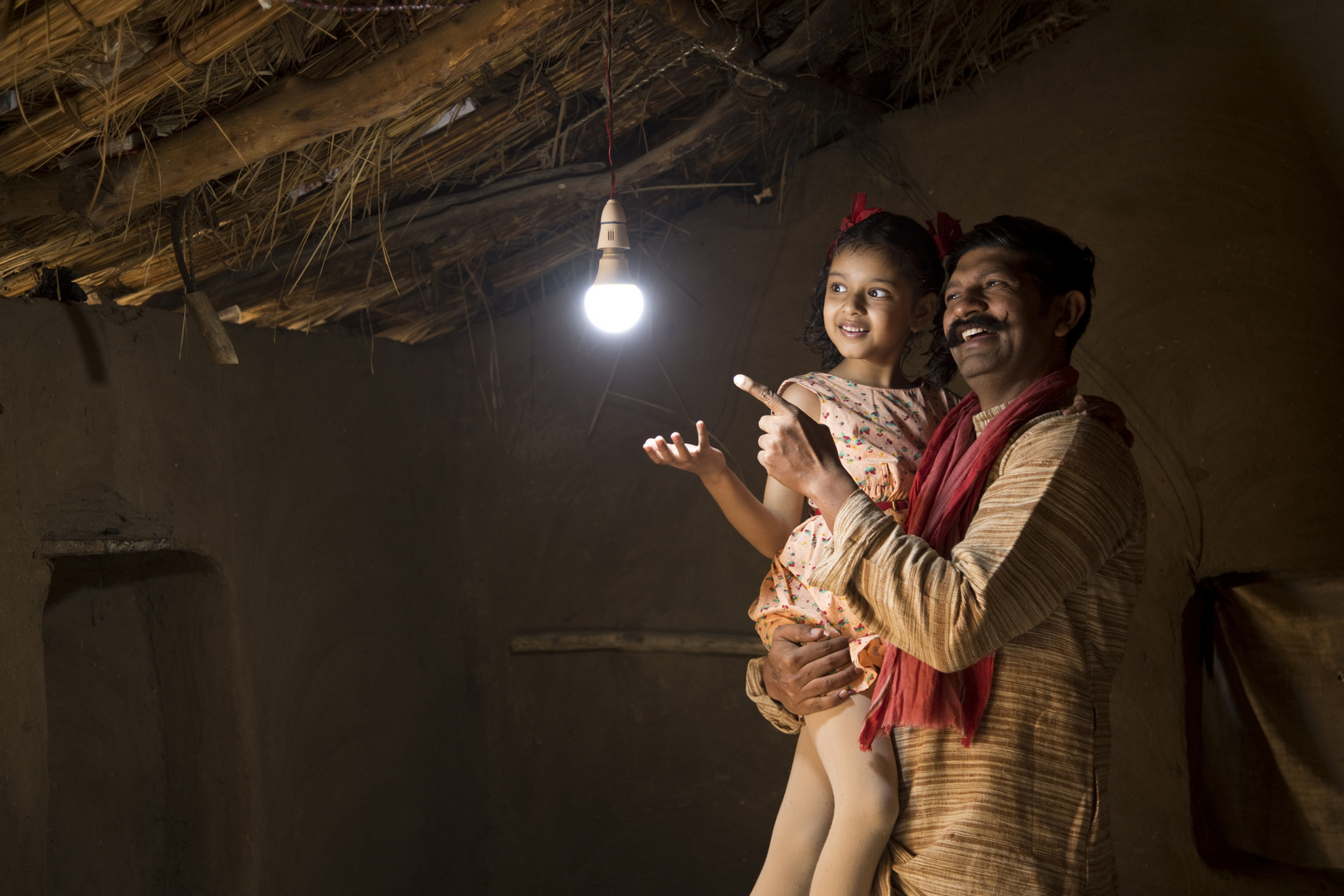 Indians daughter. Индианки отец и дочь. Электричество в Индии. Мечта папы Индия.