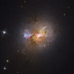 Hubble, Yıldız Oluşturan Bir Kara Delik Keşfetti