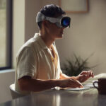 Apple-WWDC23-Vision-Pro-lifestyle-working-230605_big.jpg.large[1]