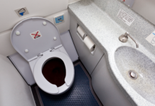 Uçaklardaki Tuvaletler Nasıl Çalışıyor?