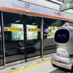 Çin’de Robotlar Metroya Binerek Marketlerin Siparişlerini Götürüyor
