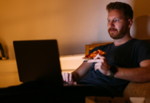 Geç Vakitte Yemek Gerçekten Kilo Aldırır mı? Beslenme Uzmanı Açıklıyor